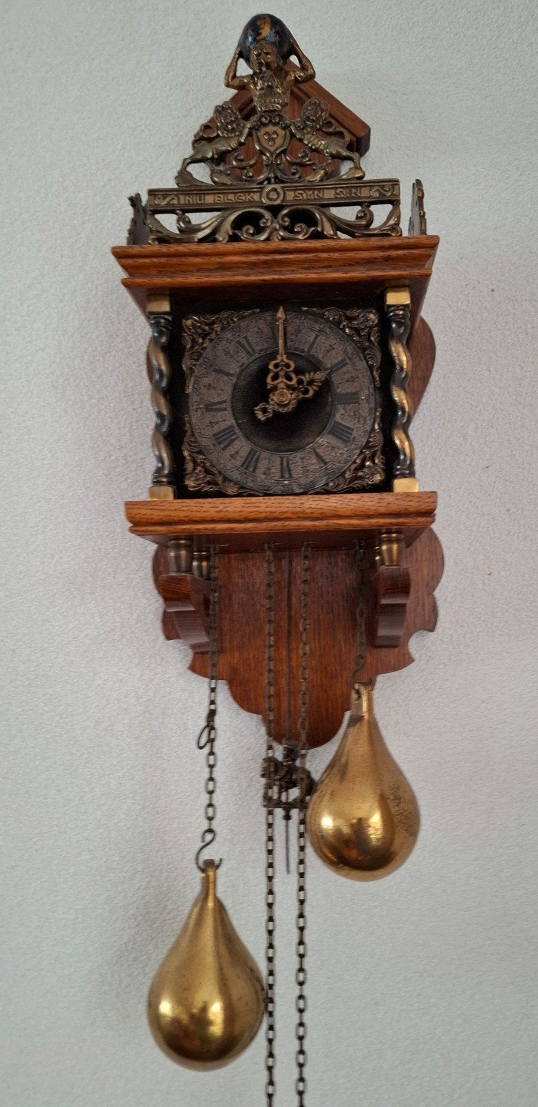 Zaanse wandklok met Atlas en leeuwen, Ophalen