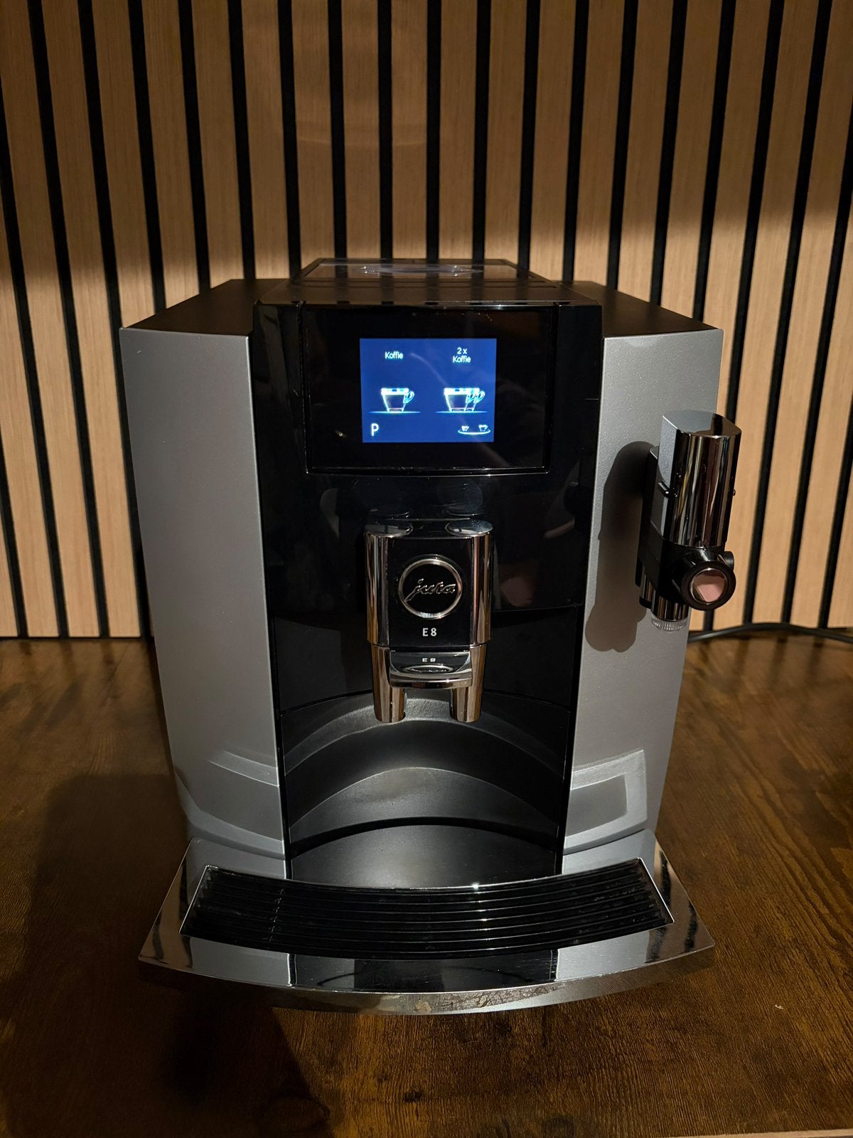 Jura E8 Touch – Zeer nette staat – Slechts 5.008 bereidingen, 10 kopjes of meer, Ophalen, Zo goed als nieuw, Koffiemachine