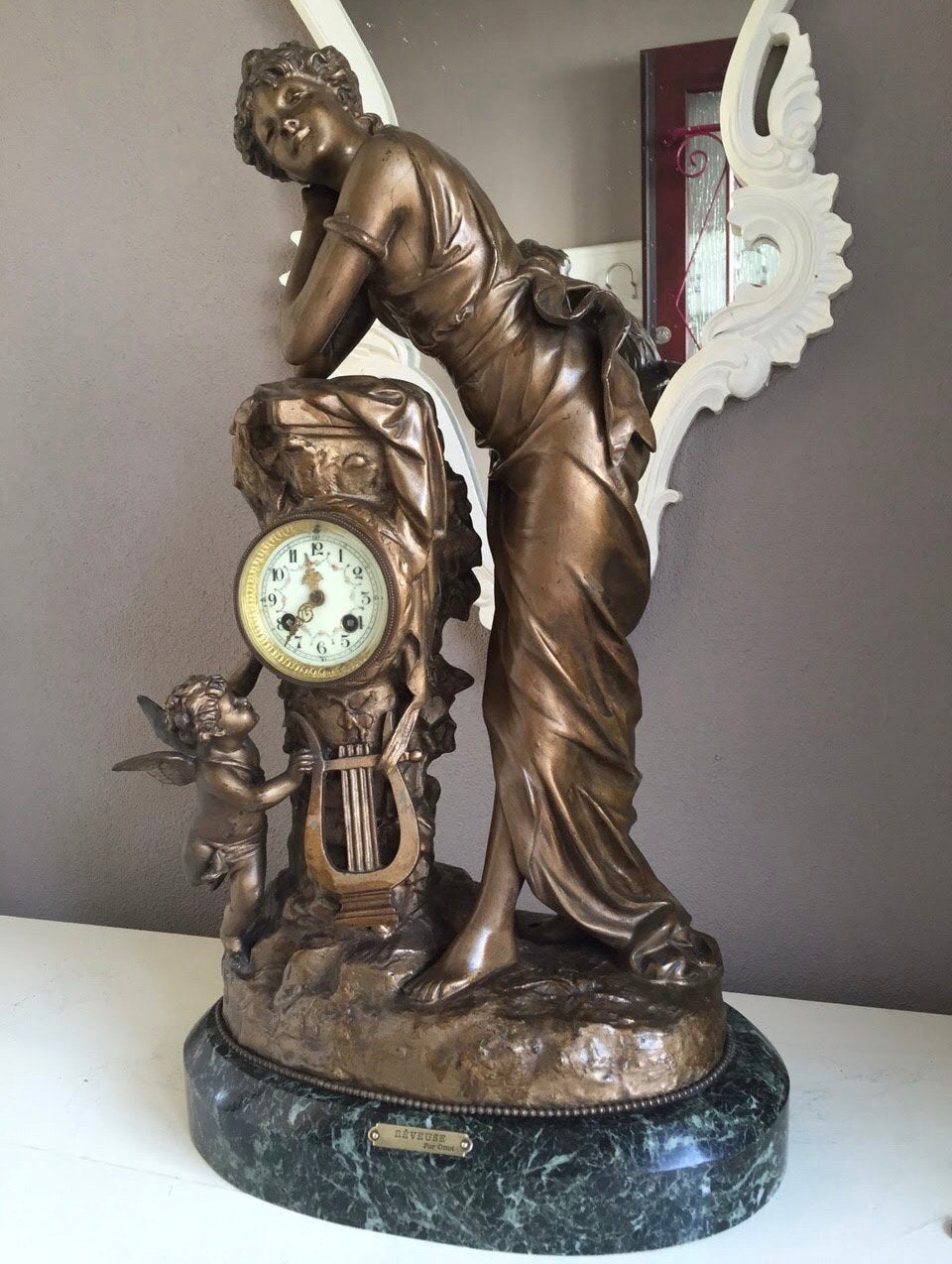 Grote klok vrouwfiguur op marmeren voet, Ophalen of Verzenden