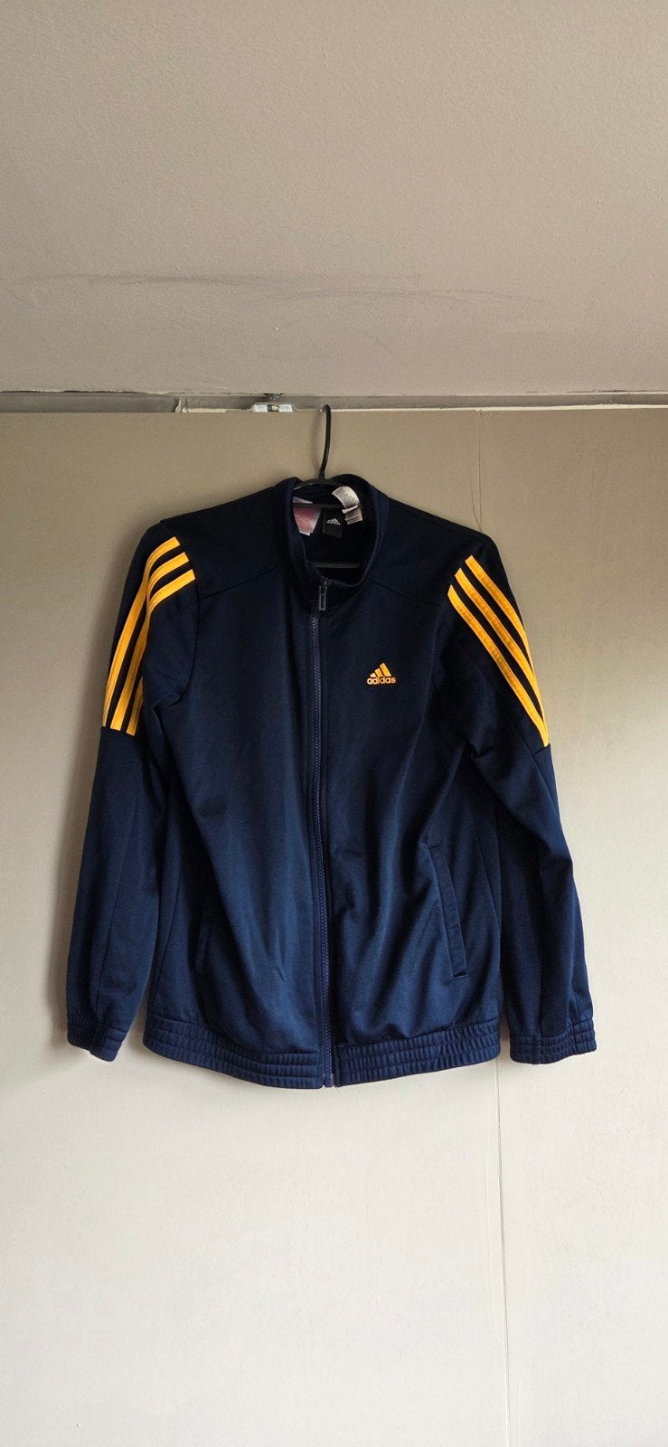 Adidas donkerblauw vest met gele opdruk - Maat 146, Ophalen of Verzenden