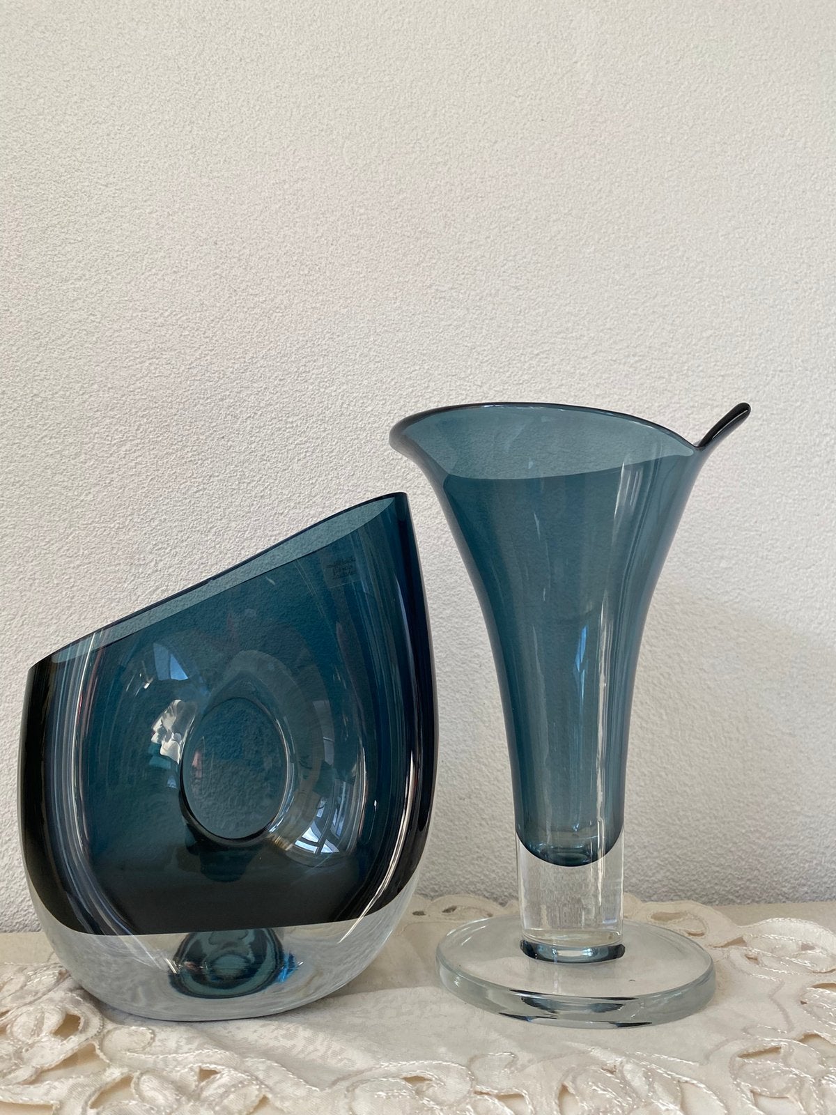 Vintage vazen handgemaakt blauw-wit dik glas - 2 stuks, Handgemaakt, Blauw, Ophalen of Verzenden, Glas