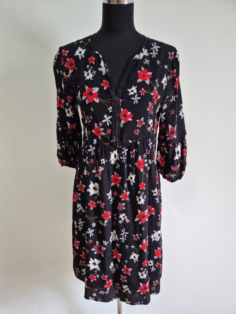 J441 - Zwart-rode Yaya jurk maat 36 (1), Kleding | Dames, Jurken, Ophalen of Verzenden, Zo goed als nieuw, Maat 36 (S), Boven de knie