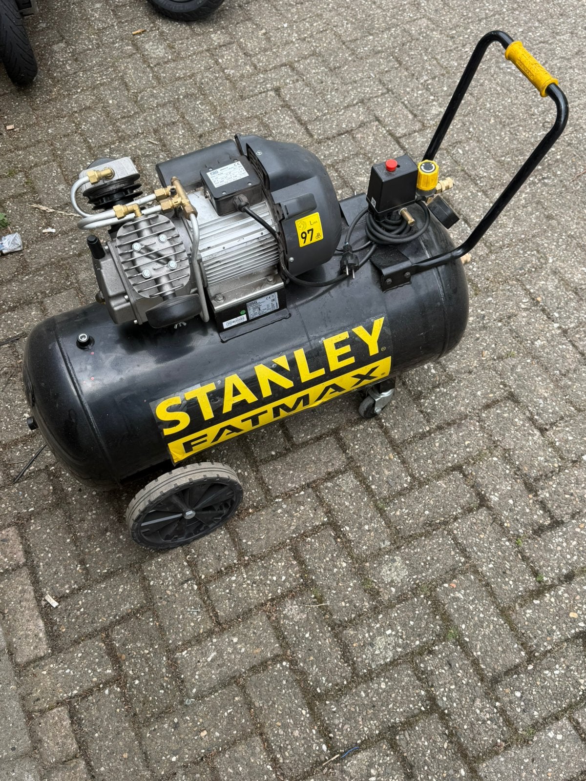 Stanley 100liter compressor, Doe-het-zelf en Verbouw, Compressors, Ophalen of Verzenden, Zo goed als nieuw, Minder dan 200 liter/min