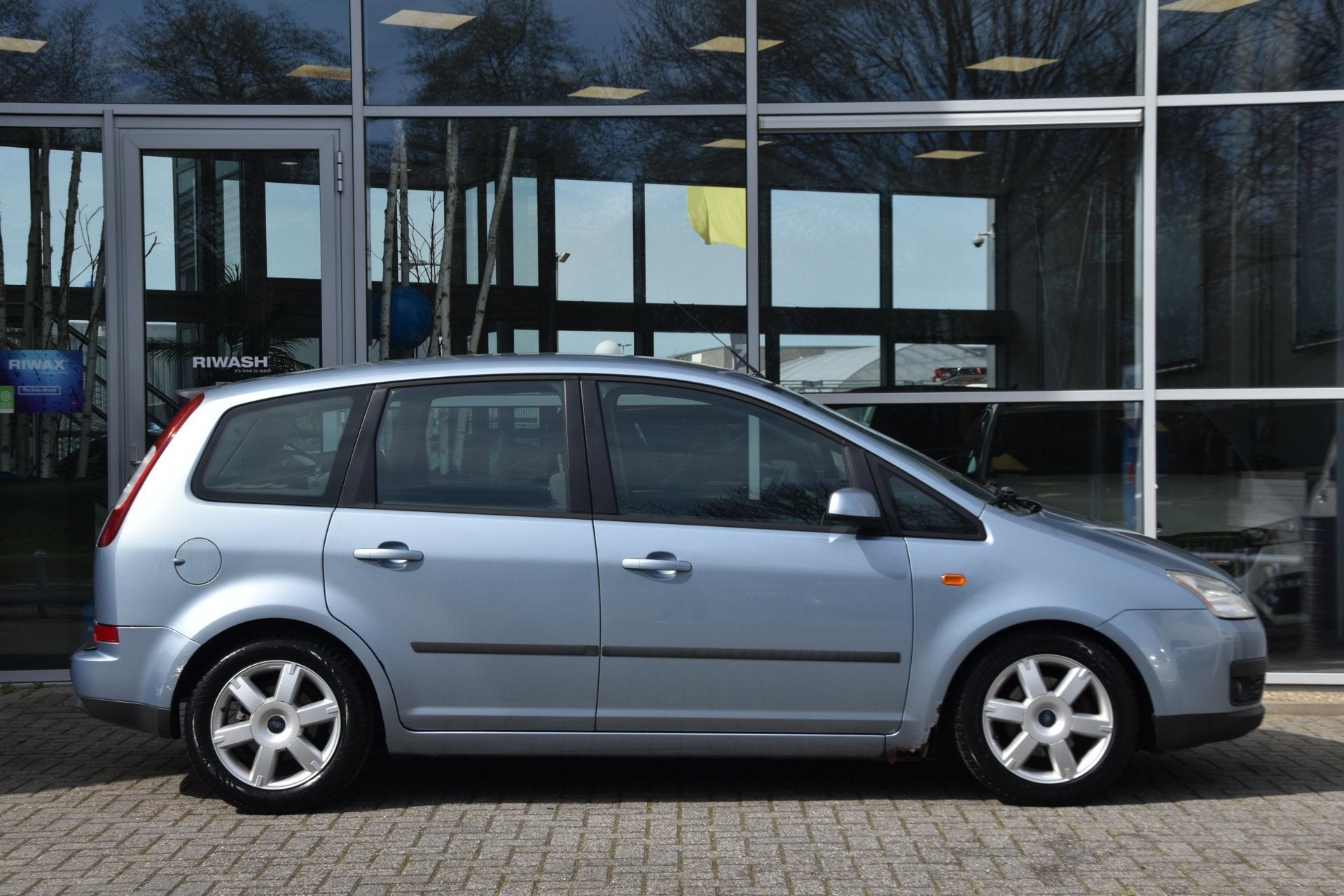 Ford Focus C-Max FUTURA | AIRCO | CRUISE CONTROL | TREKHAAK, Voorwielaandrijving, 1596 cc, Gebruikt, Zwart