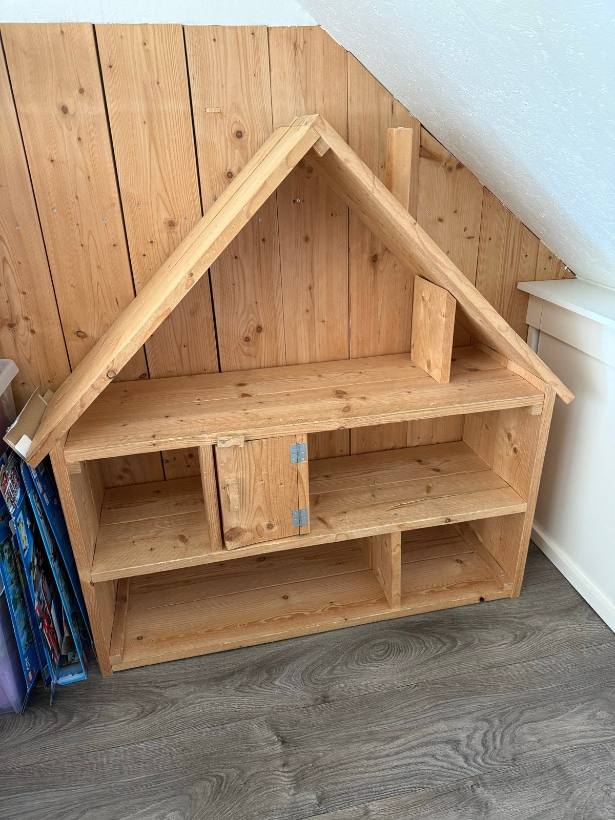 Groot houten poppenhuis/speelhuis, Ophalen, Gebruikt, Kast