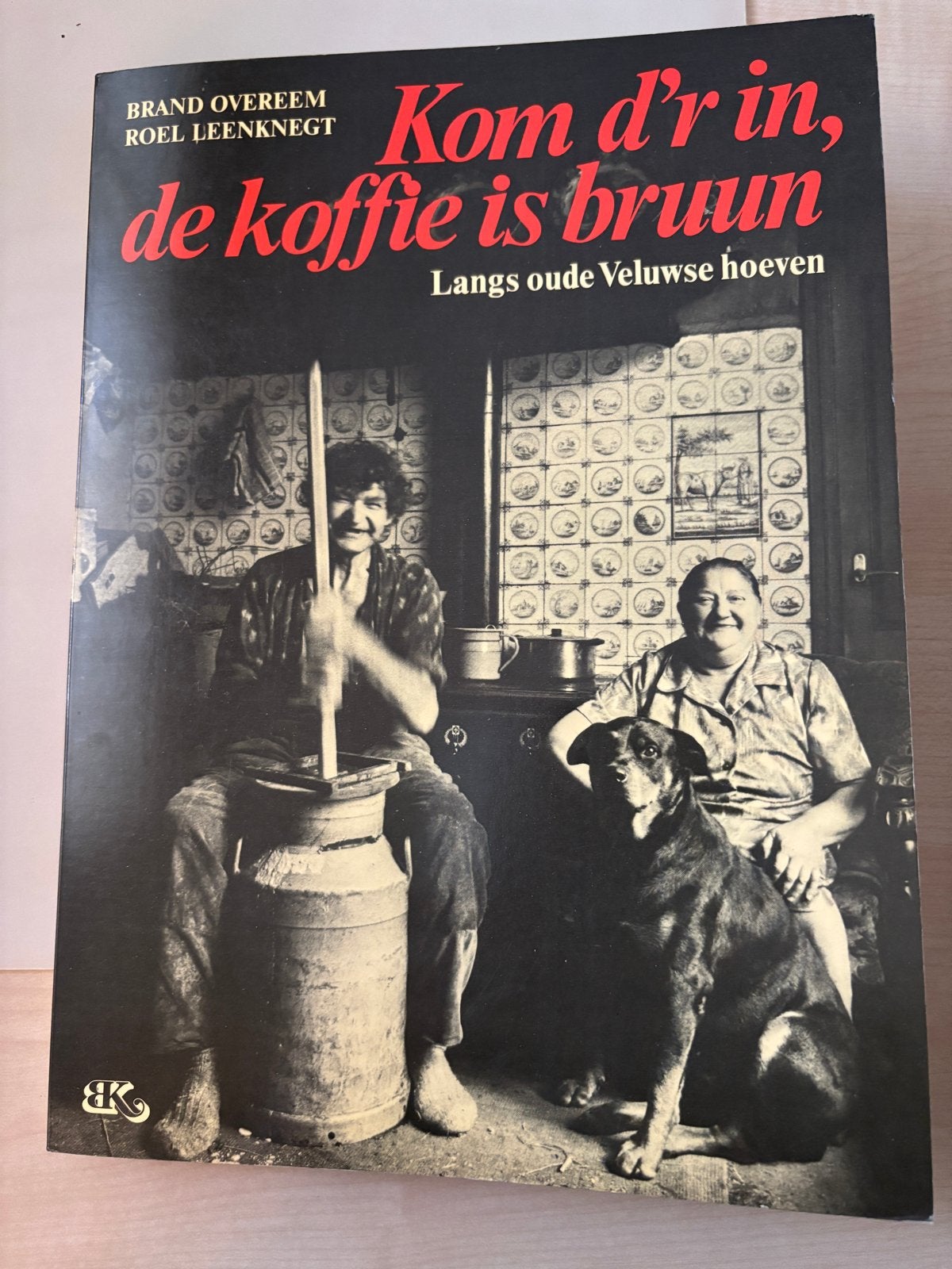 Kom d'r in, de koffie is bruun - Langs oude Veluwse hoeven, Ophalen of Verzenden, Zo goed als nieuw, Gelderland