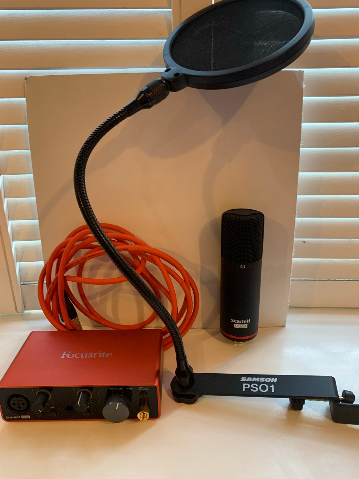 Focusrite Scarlett Solo Studio Bundel met Microfoon en Popfi, Muziek en Instrumenten, Microfoons, Zo goed als nieuw, Studiomicrofoon
