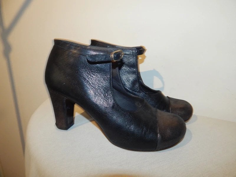 Chie Mihara leuke pumps bandje bij de enkel neus bekleed 39, Verzenden, Zwart, Lage of Enkellaarzen, Gedragen