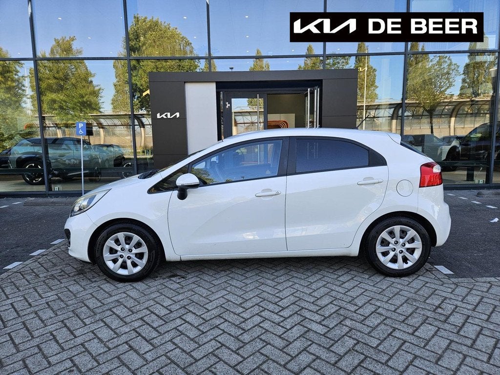 KIA Rio 1.2 CVVT 85pk Comfort Pack Airco/ Navi/ Katalysator, Auto's, Kia, 21 km/l, Euro 5, Zwart, Wit