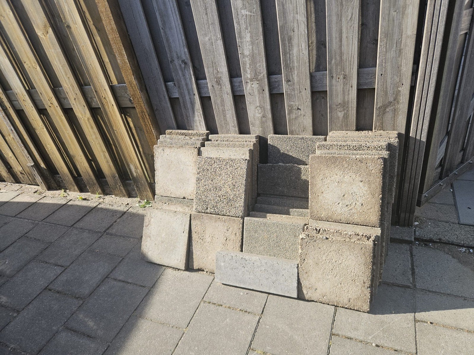 Diverse gebruikte terrastegels en klinkers gratis, Ophalen, Gebruikt, Beton, Klinkers