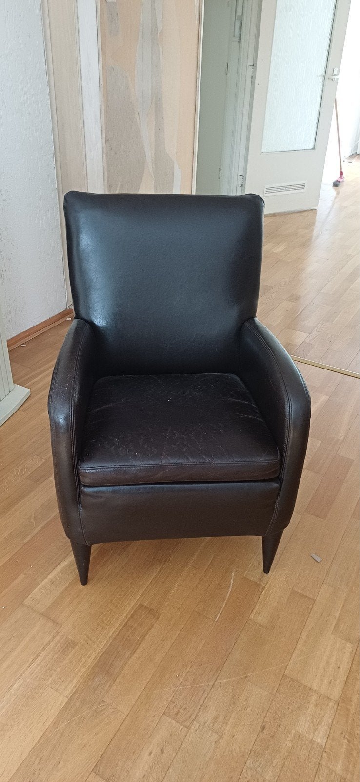 Comfortabele donkerbruine leren fauteuil, Huis en Inrichting, Ophalen, Gebruikt, Klassiek, 75 tot 100 cm