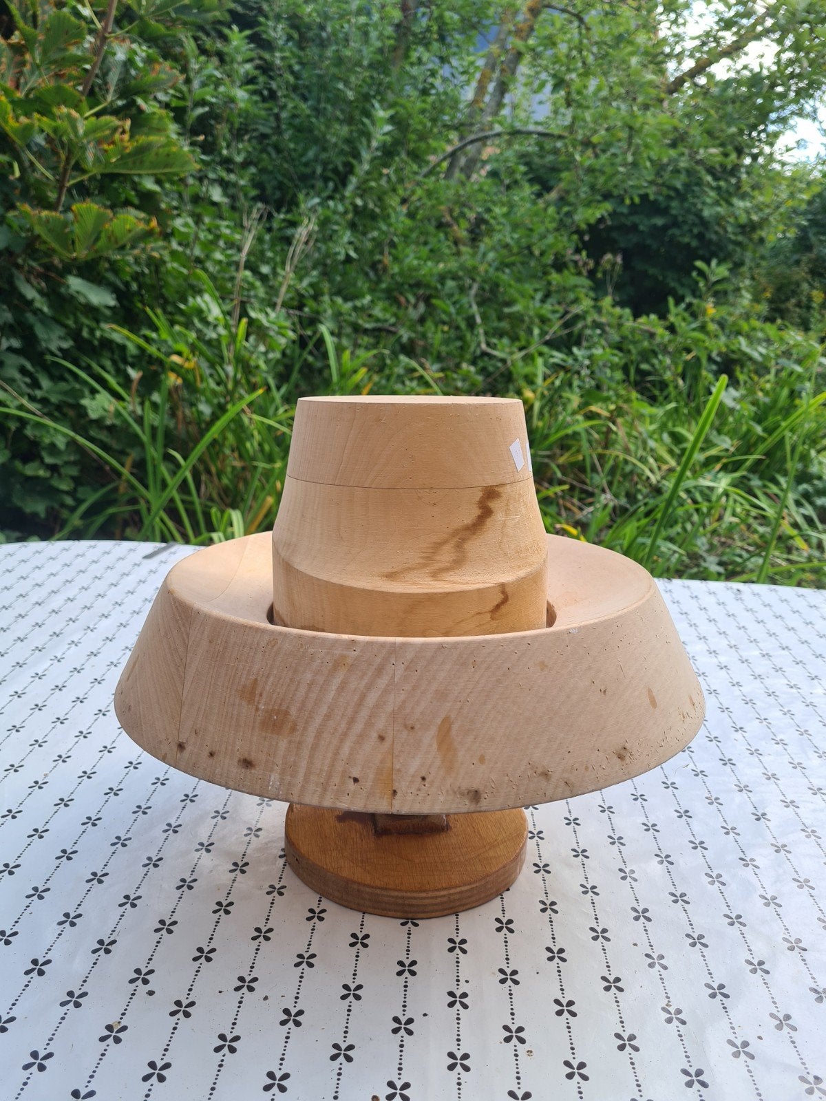 Hoedenrand en mal van lindenhout, Gebruikt, Gereedschap of Toebehoren, Bruin, Hout