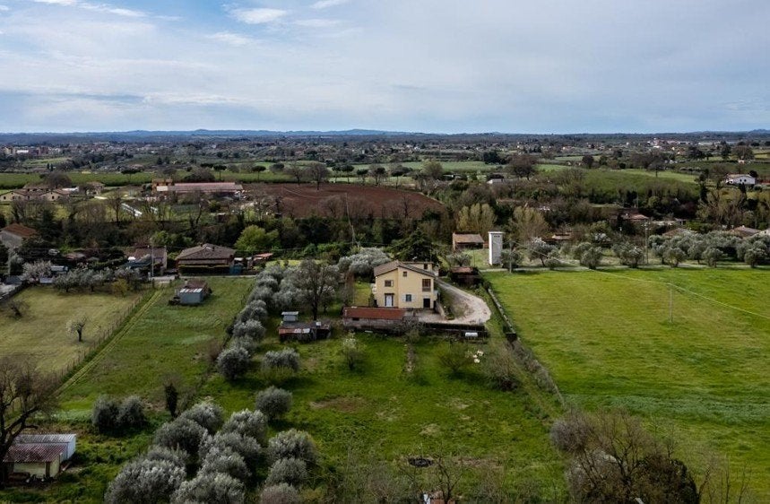 Ruime villa (300m²) met 7.500 m² grond en tuin in Italië, Huizen en Kamers, Buitenland, Woonhuis, Italië, Verkoop zonder makelaar