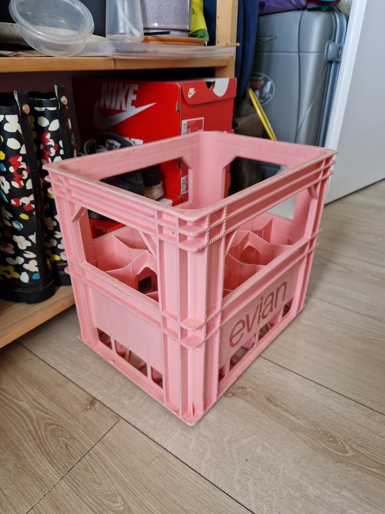 Kratje Evian, Huis en Inrichting, Tafels | Bijzettafels, Gebruikt, Ophalen
