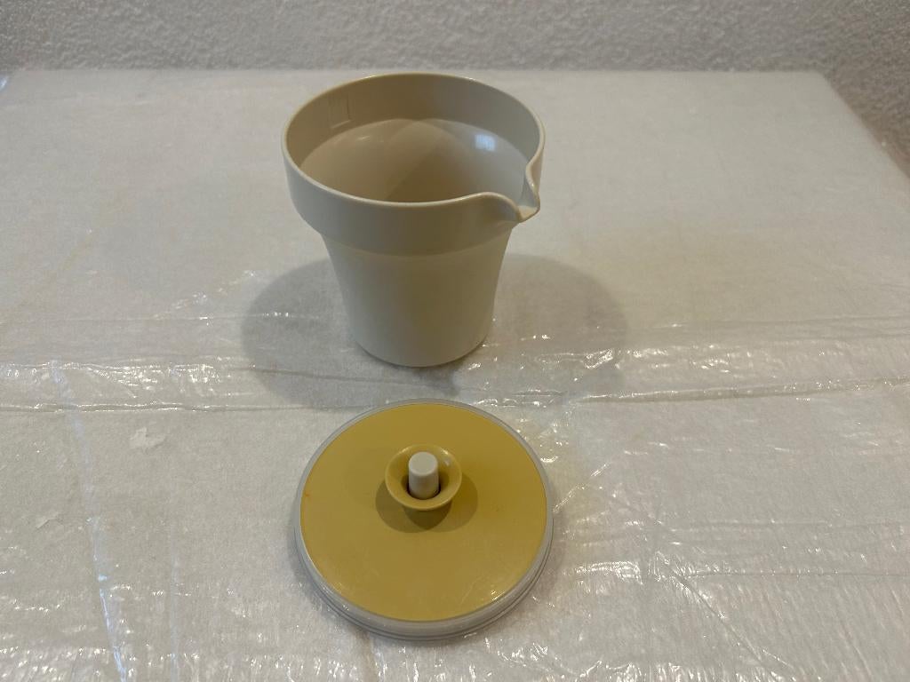 Tupperware.Beker.Schenkkannetje.met druksluitdeksel 11052026, Huis en Inrichting, Keuken | Tupperware, Ophalen, Nieuw, Crème, Beker of Kan