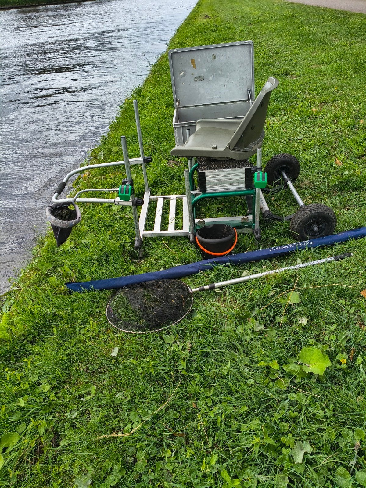 Rive visstation compleet met transportsysteem en bakken, Watersport en Boten, Hengelsport | Witvissen, Ophalen, Gebruikt, Overige typen