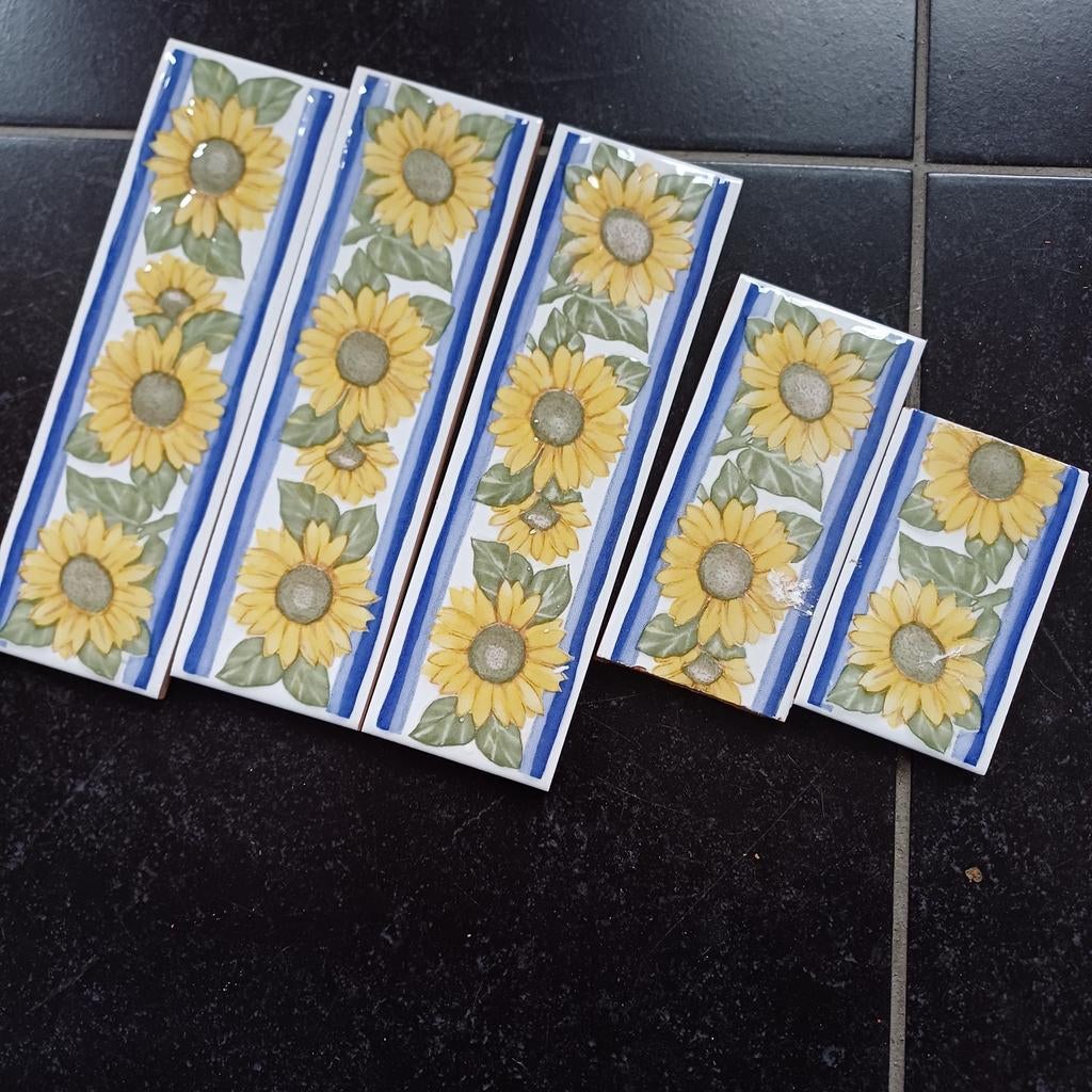 Restant zonnebloem 3 tegels 20x6cm plus 2 stukjes, Verzamelen, Ophalen, Overige onderwerpen
