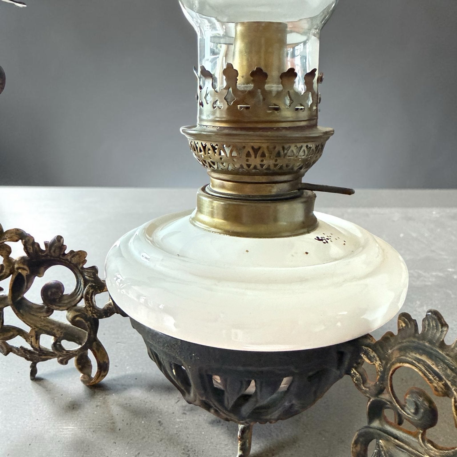 Antieke Olie Hanglamp met Sierlijke Bronzen Details, Ophalen
