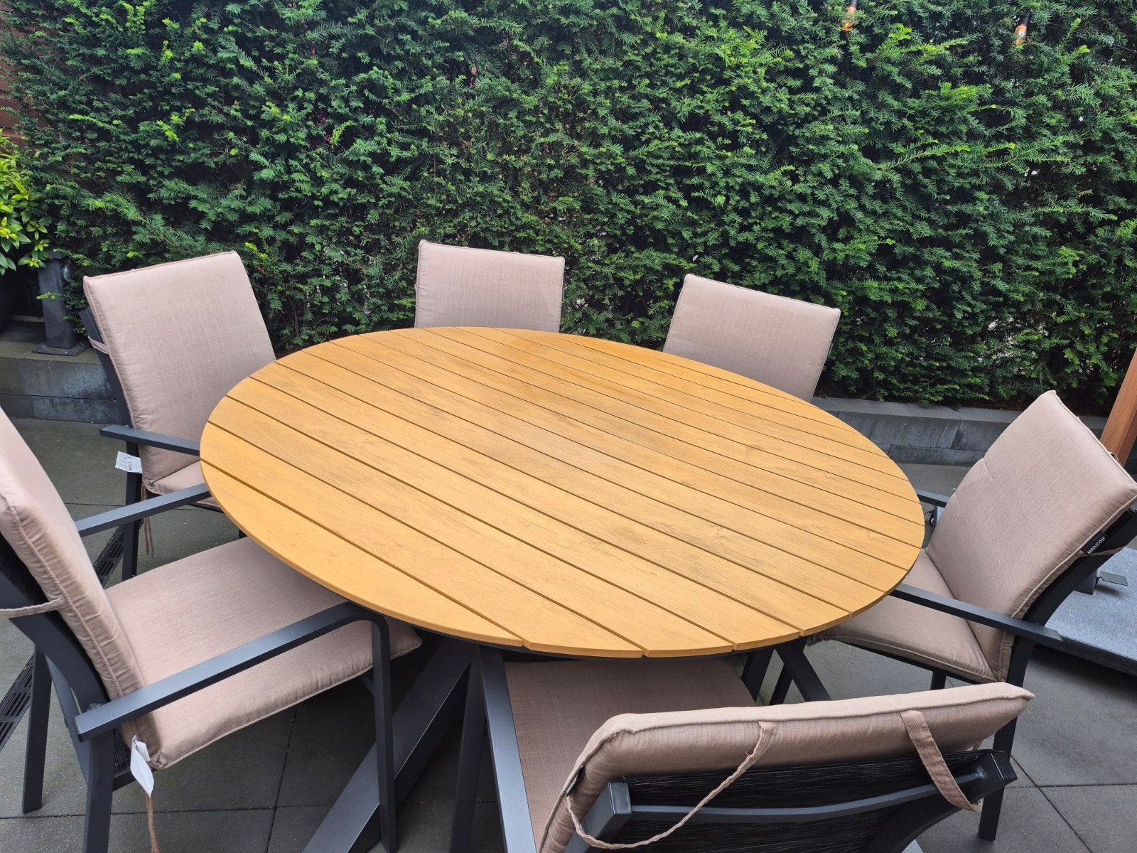 Polywood tuintafel rond 150 cm + 6 stoelen en kussens en sch, Tuin en Terras, Ophalen, Eettafel, 6 zitplaatsen, Zo goed als nieuw