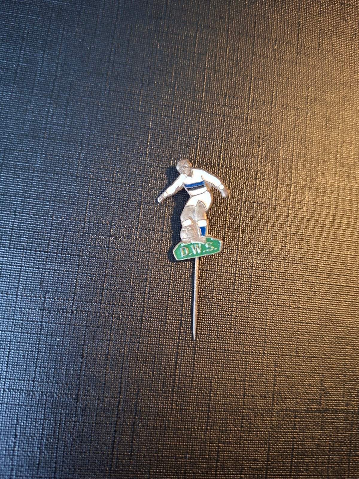 Vintage Speldje voetballer D.W.S. - Sport Pin, Ophalen of Verzenden, Gebruikt, Sport, Speldje of Pin