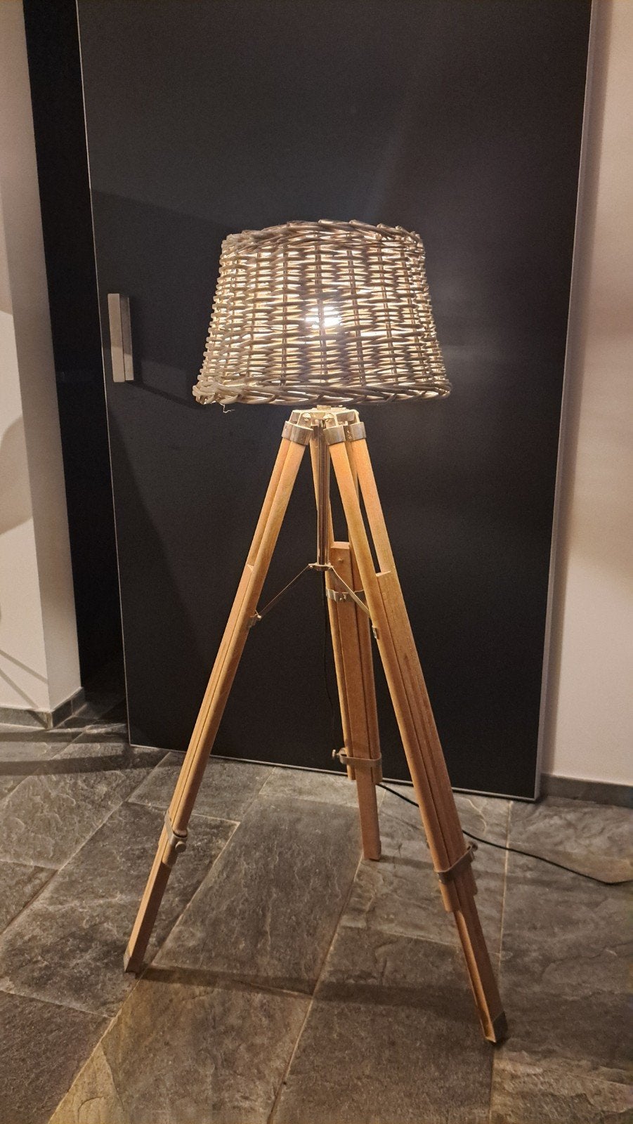 Stijlvolle 3-poot lamp met rieten kap, Ophalen, Gebruikt, E27 (groot), Modern, Landelijk, Scandinavisch