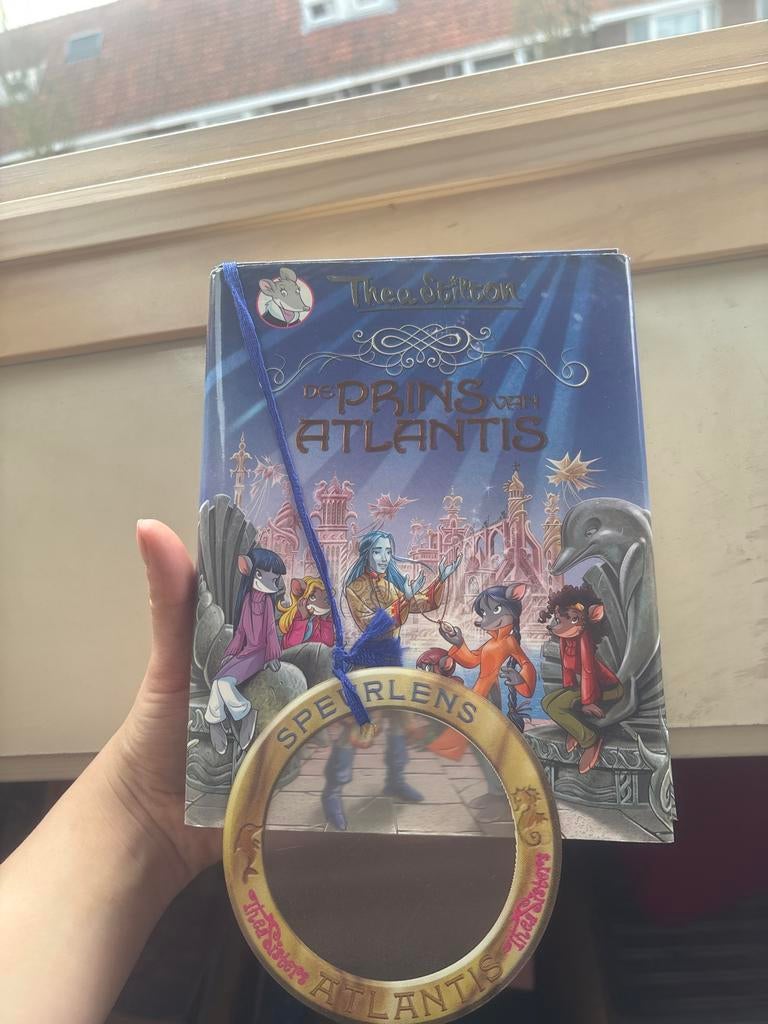 Thea Stilton: De prins van Atlantis met speurlens, Boeken, Ophalen of Verzenden, Gelezen, Fictie