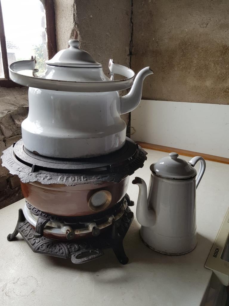 Antieke emaille theepotten en petroleumstel, Ophalen