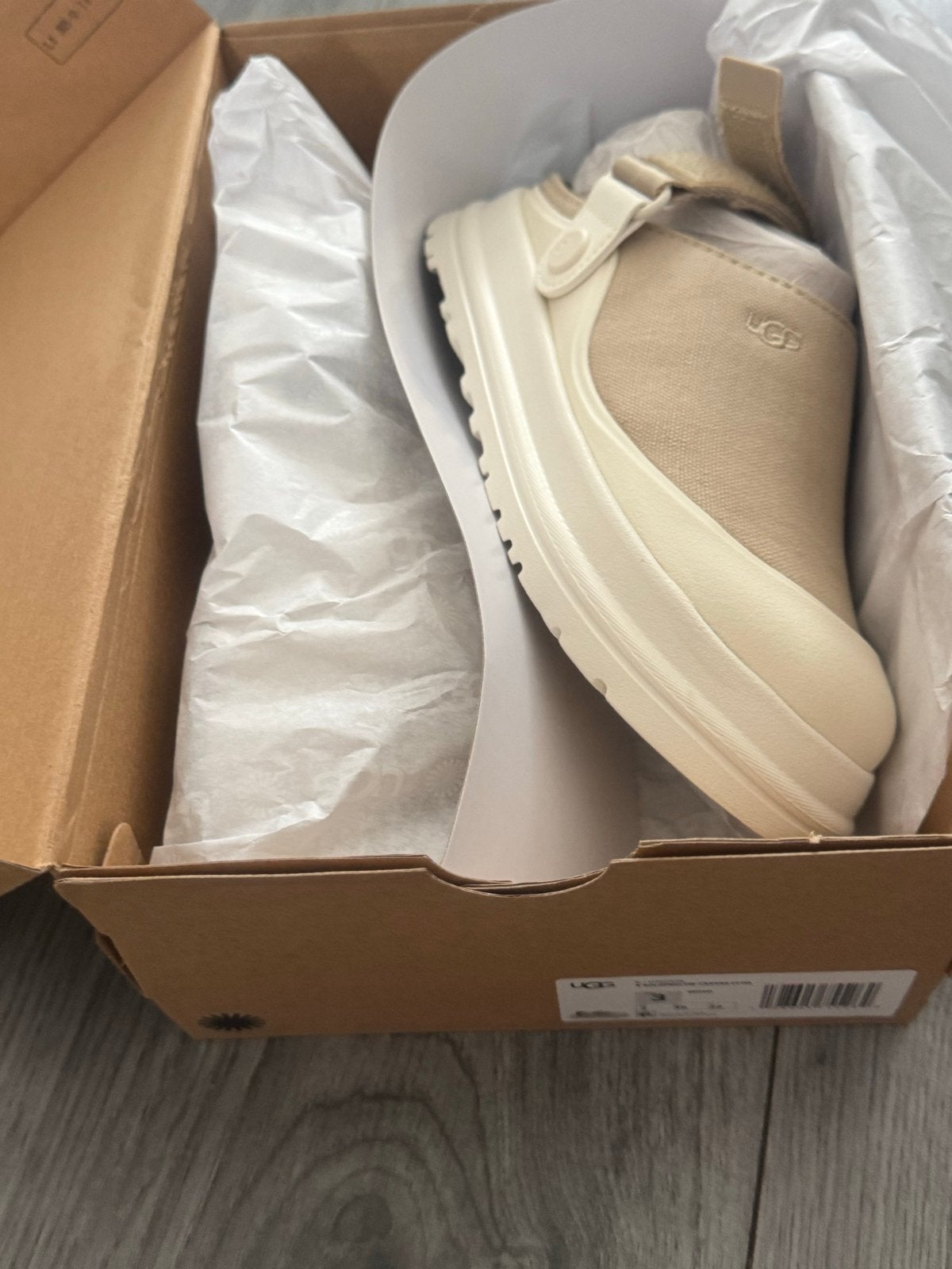 Nieuwe UGG Goldenglow Canvas Clog - Maat 35, Ophalen of Verzenden, Nieuw, Beige, Slippers