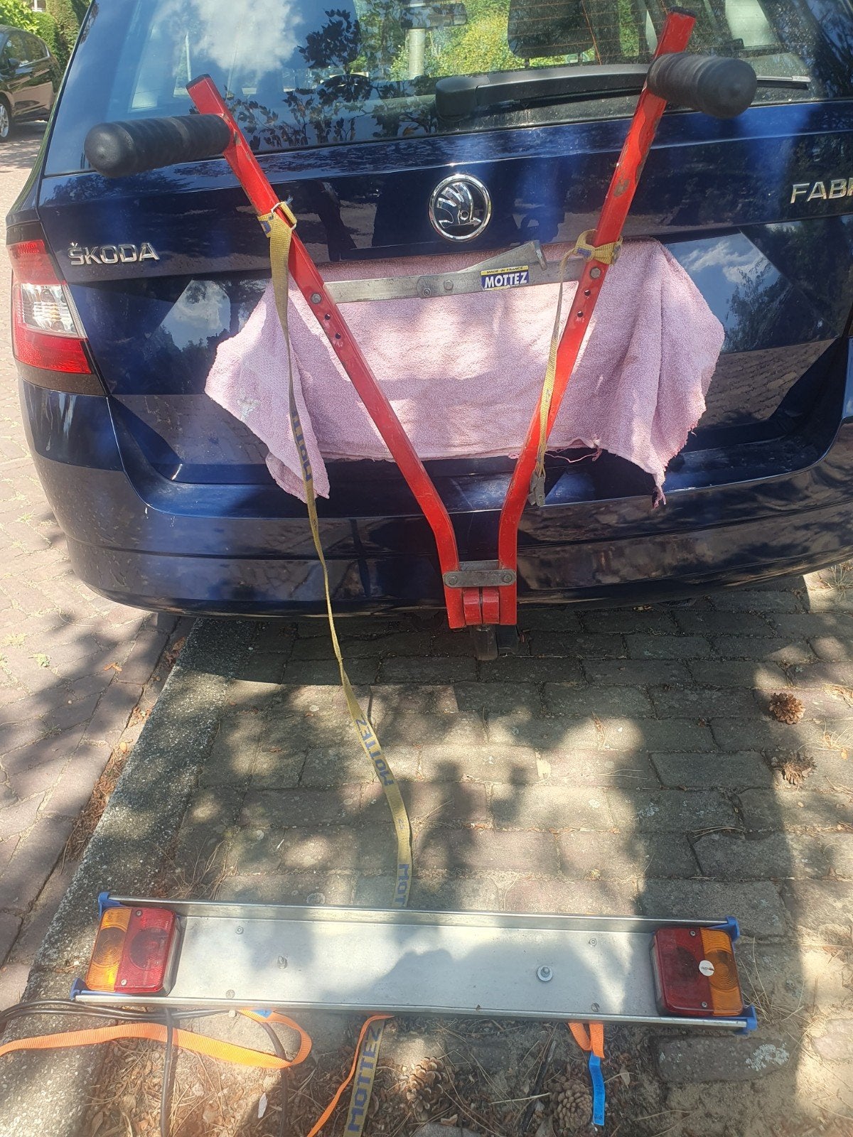 Mottez trekhaak Fietsendrager met Verlichtingsbalk, Ophalen of Verzenden, 2 fietsen, Gebruikt, Trekhaakdrager