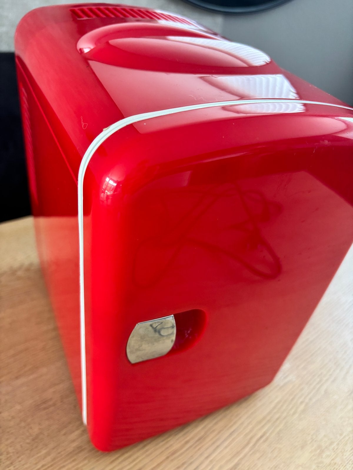 Compacte Rode Mini Koelkast - 4ltr. Perfect voor blikjes!, Caravans en Kamperen, Koelboxen, Zo goed als nieuw, Ophalen of Verzenden