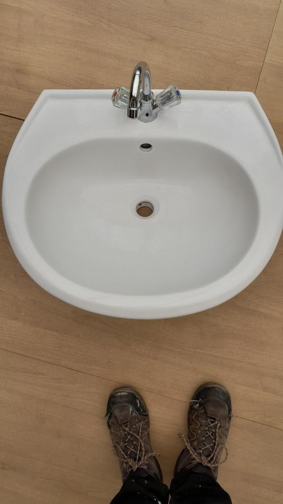 TE KOOP GOEDE WASTAFEL MET KRAAN EN OPHANGONDERDELEN, Huis en Inrichting, Badkamer | Badkamermeubels, Ophalen, 50 tot 100 cm, Zo goed als nieuw