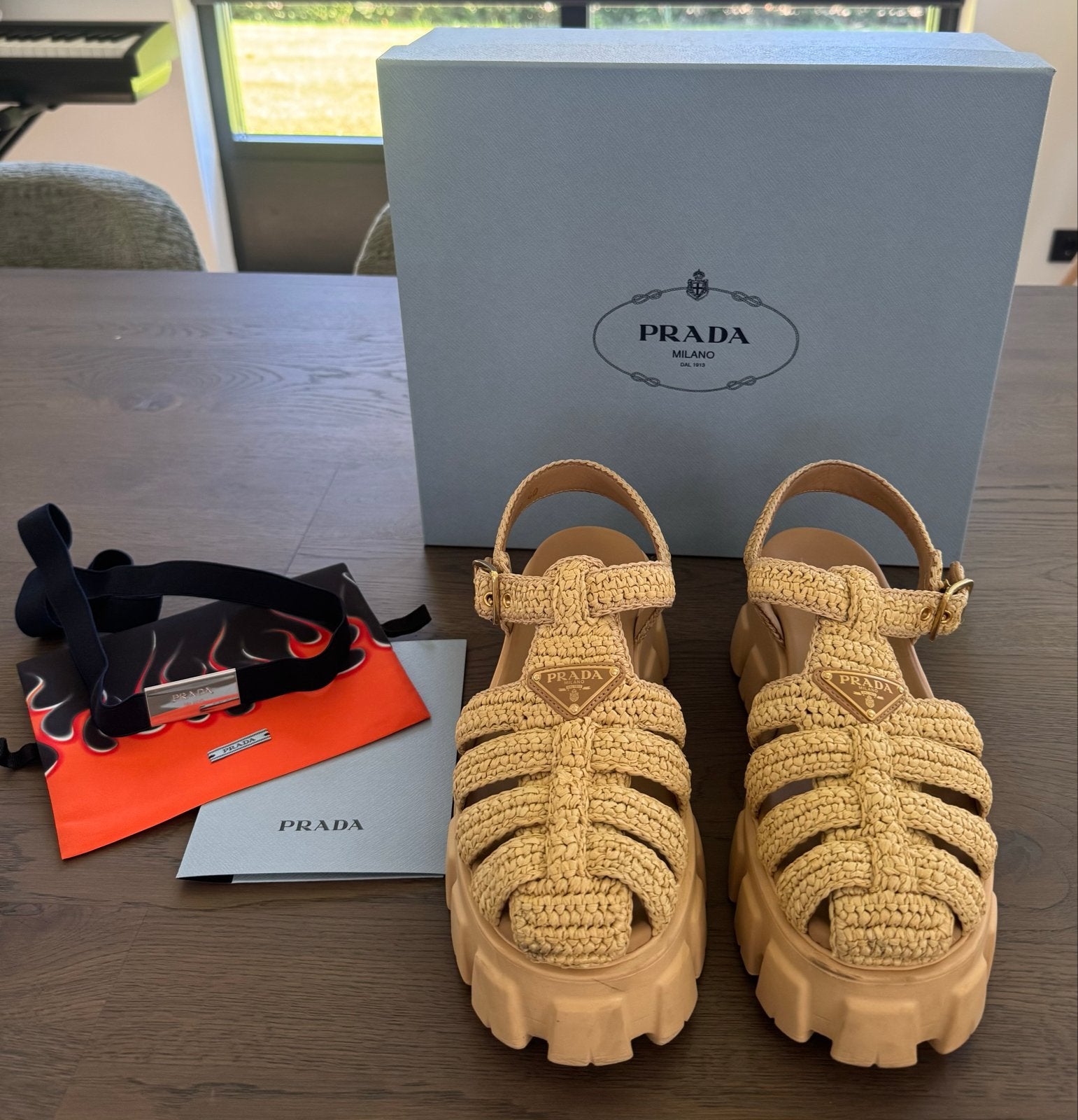 Prada Raffia Monolith Sandalen - Zo goed als nieuw, Ophalen of Verzenden, Zo goed als nieuw, Beige, Sandalen of Muiltjes