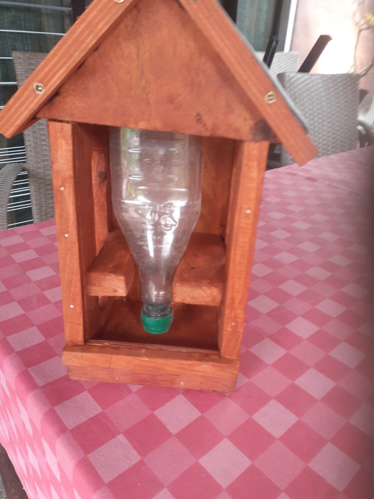 Vogelvoerhuisje van gerecycled hout met plastic fles, Ophalen