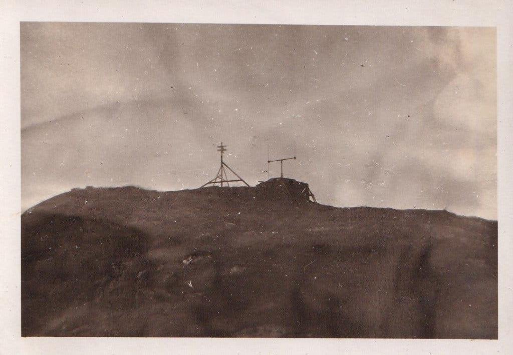 Zeldzame WO2 Foto (1944) – Duits Radio- Peilstation Bergtop, Foto, Ophalen of Verzenden, Zo goed als nieuw, Voor 1940