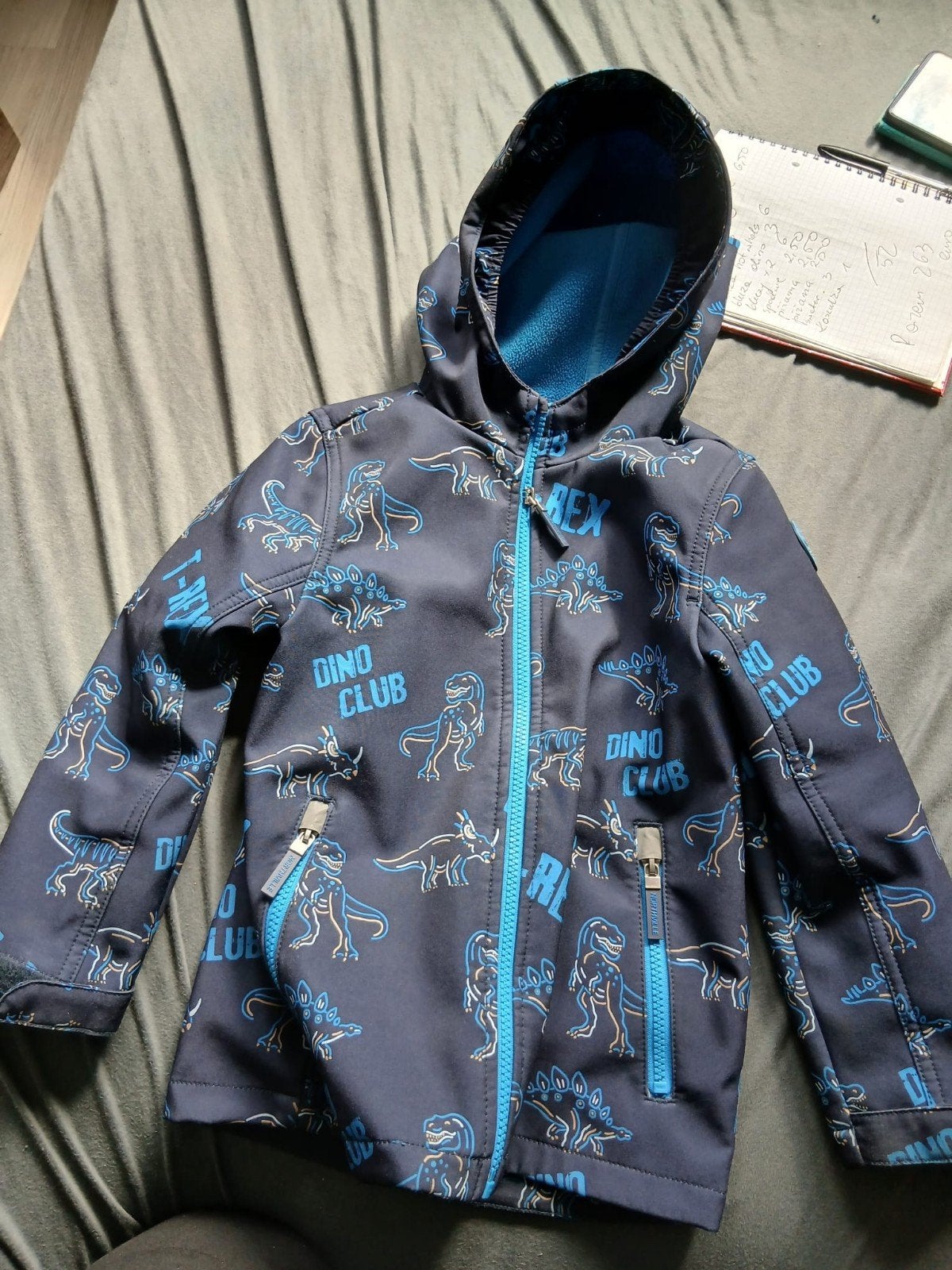 C&A Softshell Jas Maat 116 met Dino Print, Kinderen en Baby's, Kinderkleding | Maat 116, Ophalen of Verzenden