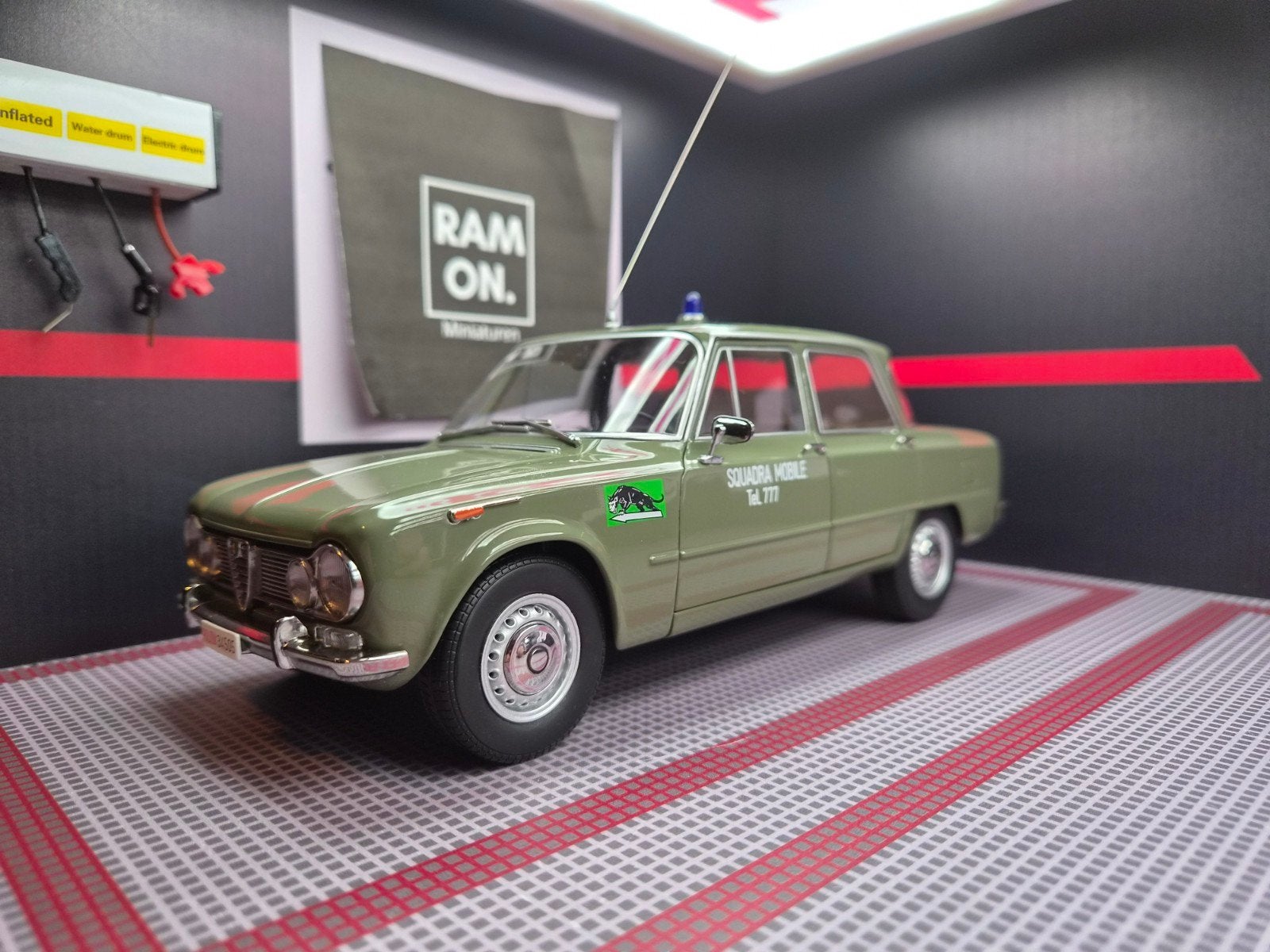 1/18 Alfa Romeo Giulia 1.6 Ti Polizia, Ophalen of Verzenden, Zo goed als nieuw, Auto, Overige merken