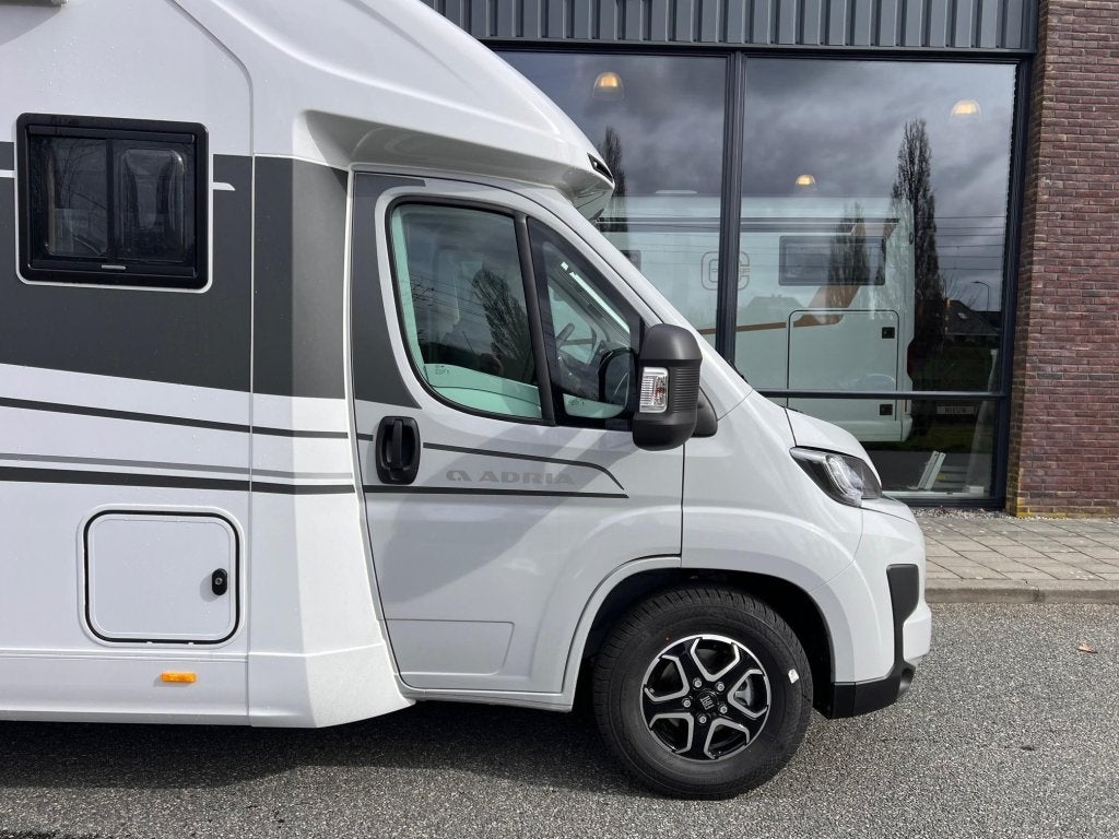Adria Coral 670 DL AUTOMAAT/180PK, Caravans en Kamperen, Campers, Automaat, Ringverwarming, Fiat, Bedrijf