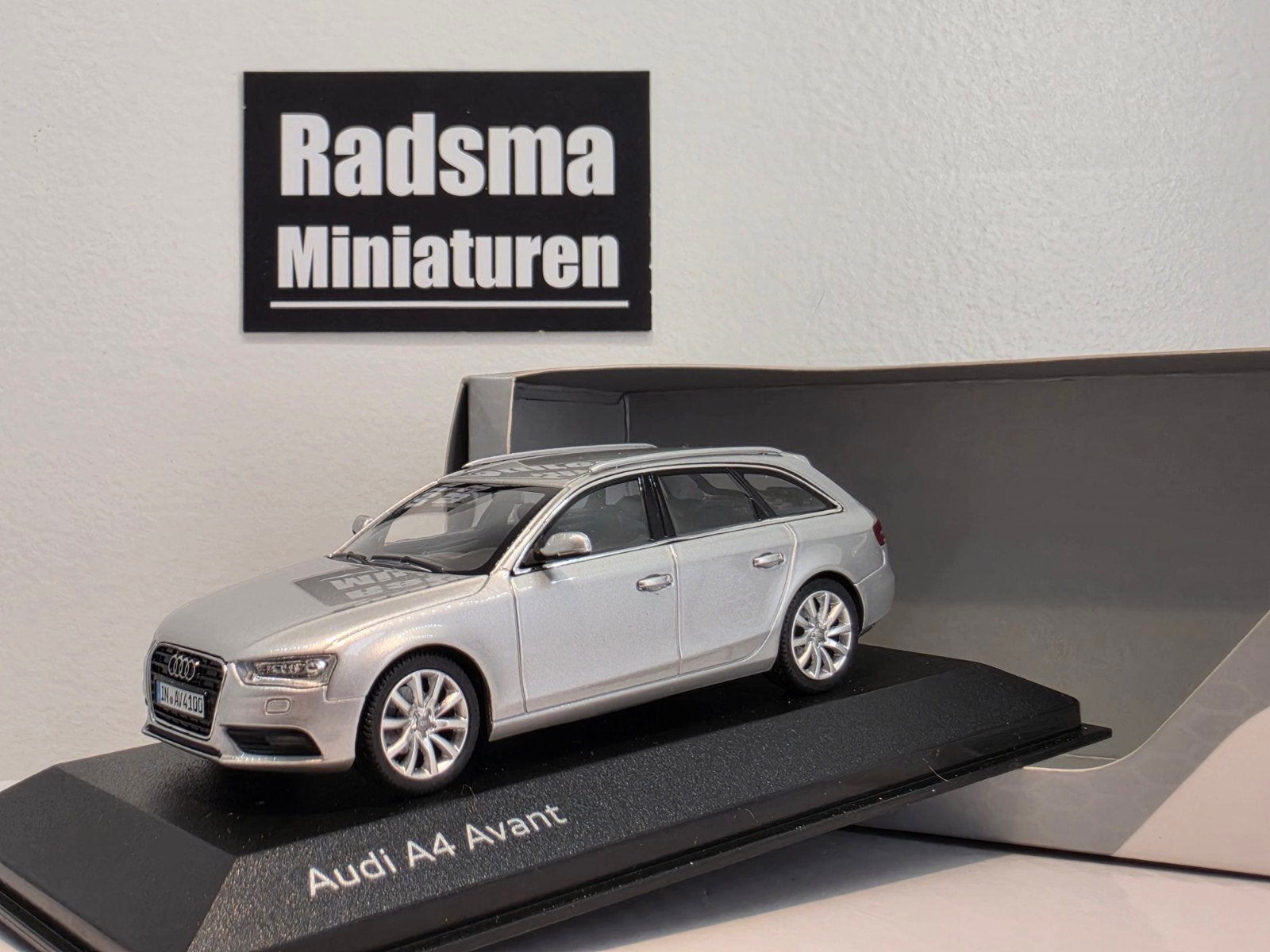 Audi A4 avant B8 Facelift - Ice silver - 1:43 Minichamps, Auto, Minichamps dealerpack, Nieuw, Ophalen of Verzenden