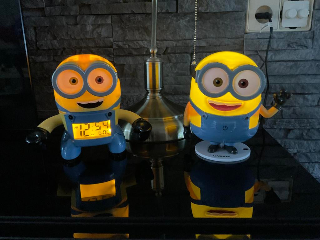 2 zgan, niet kapot, werken allebei Minions Varta lamp wekker, Ophalen, Overige figuren, Zo goed als nieuw, Beeldje of Figuurtje