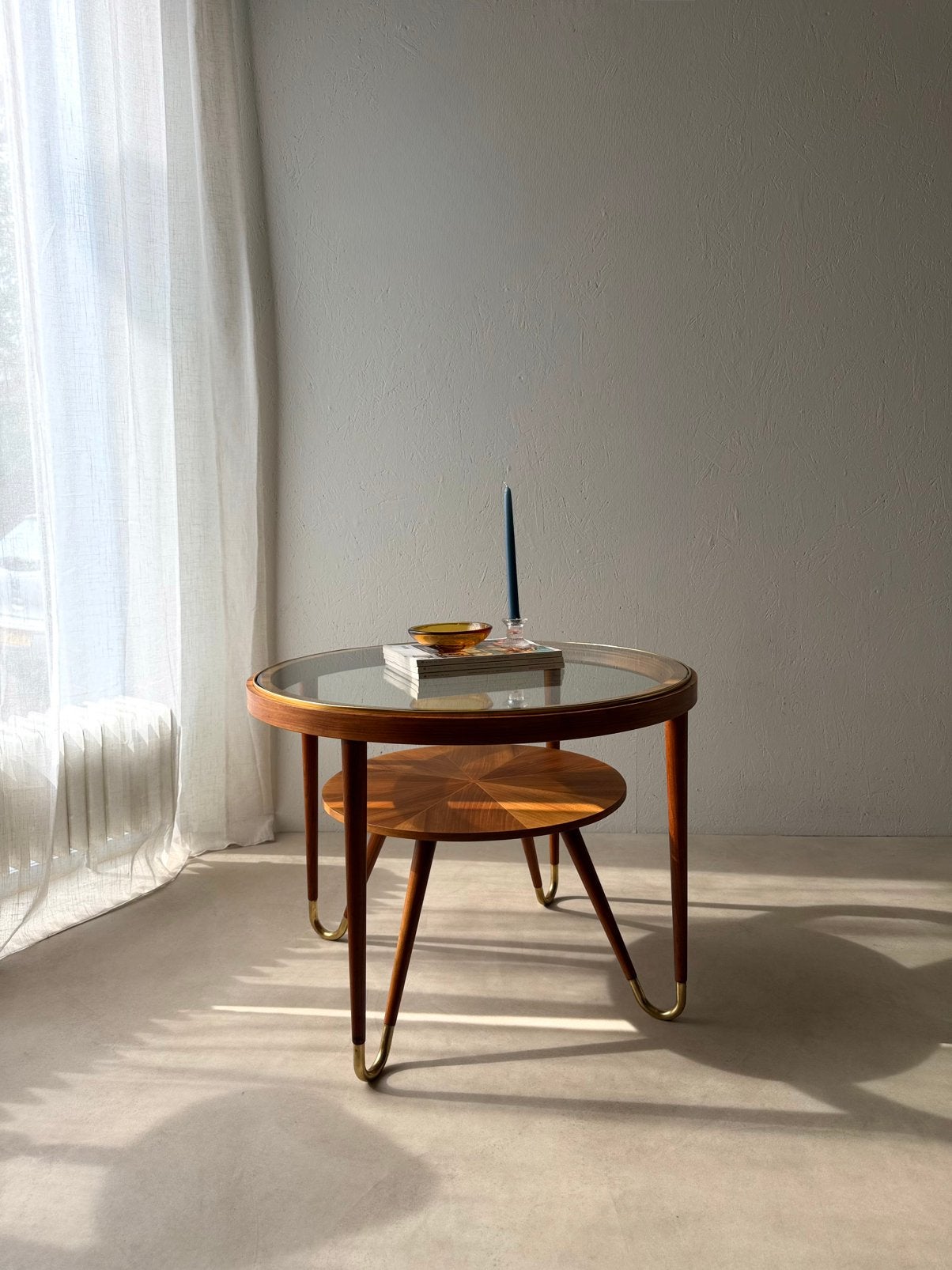 Ronde salontafel Ilse Möbel 50s l walnoot, glas en messing., Ophalen of Verzenden