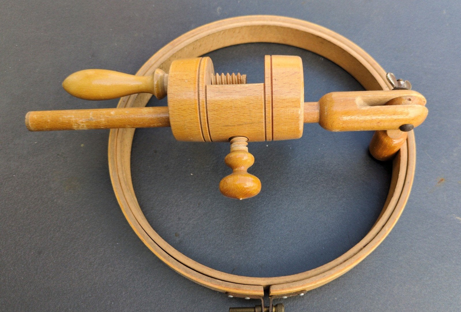 Vintage houten borduurring met tafelklem, Ophalen of Verzenden, Gebruikt, Handborduren