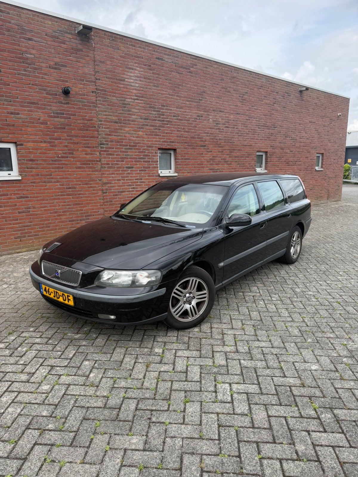 Volvo V70 2.4 140PK 2002 Zwart LPG, Auto's, Voorwielaandrijving, 1800 kg, Beige, Zwart