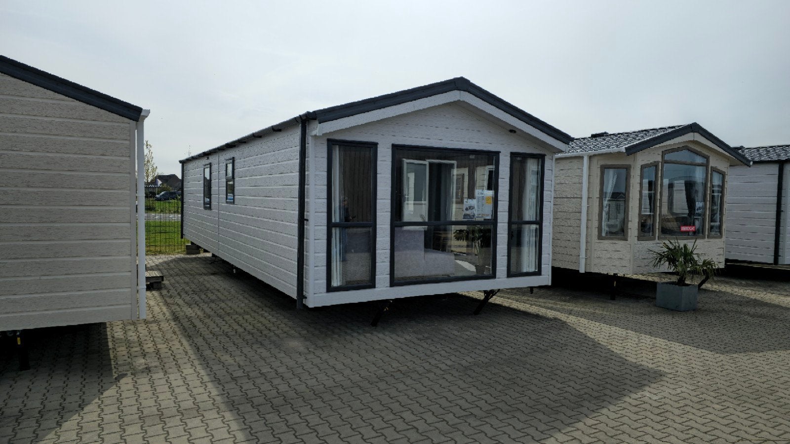 Foto 9 van Stacaravan / Chalet: Stebo Special Chalet 12x4m met 2 Riante