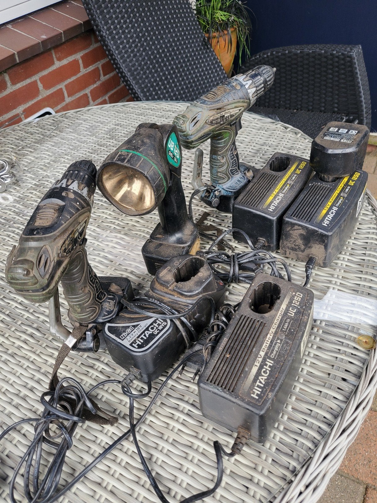 Hitachi 12v boormachines/lamp/4 laders/4 accu's, Ophalen, Boormachine