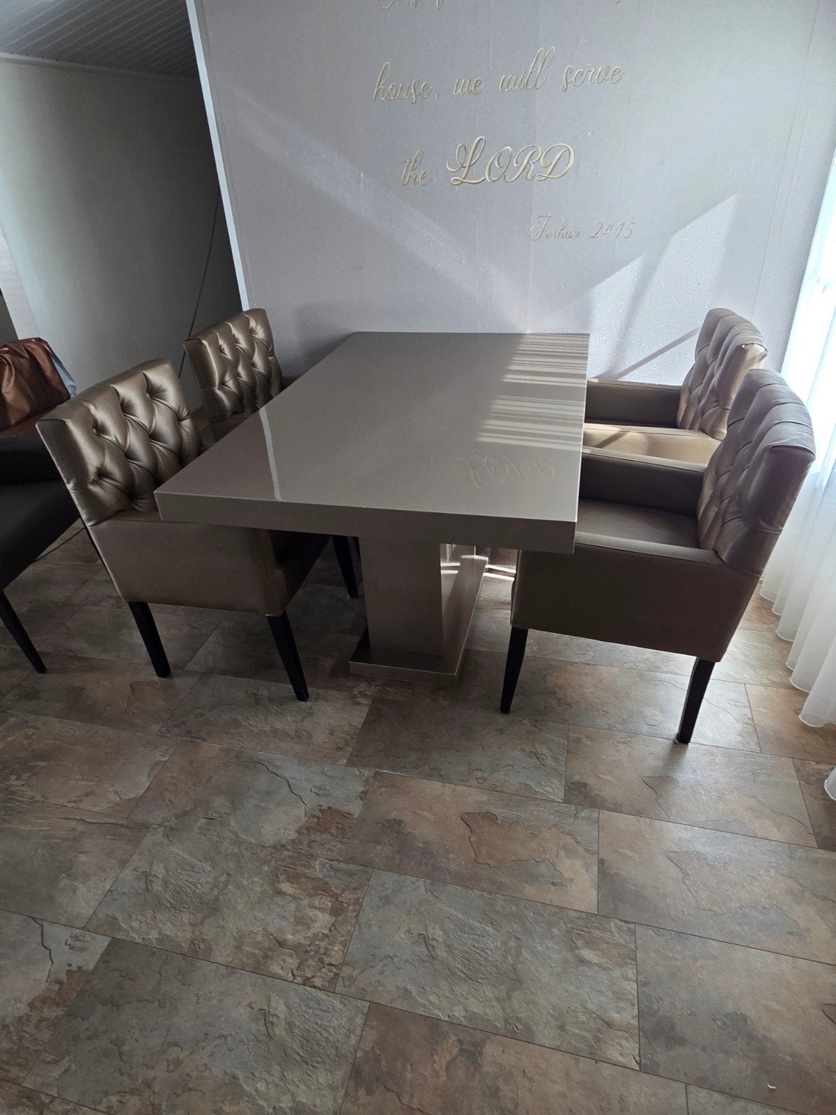 Foto 6 van u bank let op 2 verschillende eetkamer sets