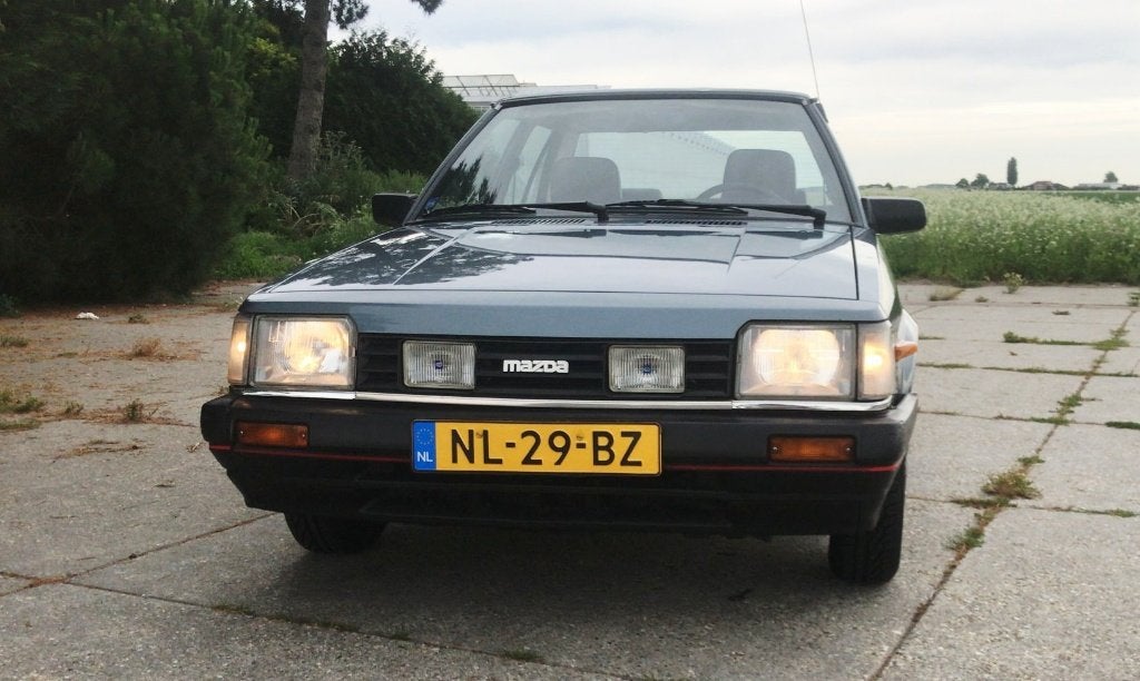 ❗️UNIEKE Mazda 323 BD sedan 1985 APK tot 30-07-2028!, Voorwielaandrijving, Stof, Blauw, Handgeschakeld