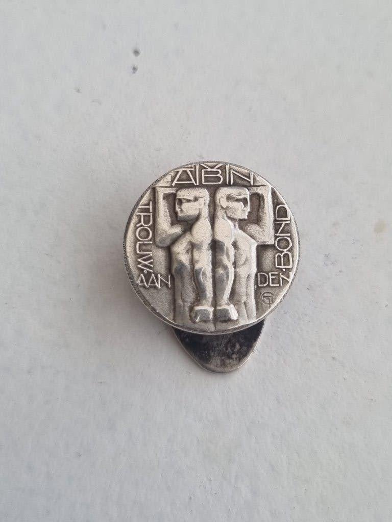 Knoopsgatinsigne met logo van de ANMB zilver art deco, Ophalen, Zilver