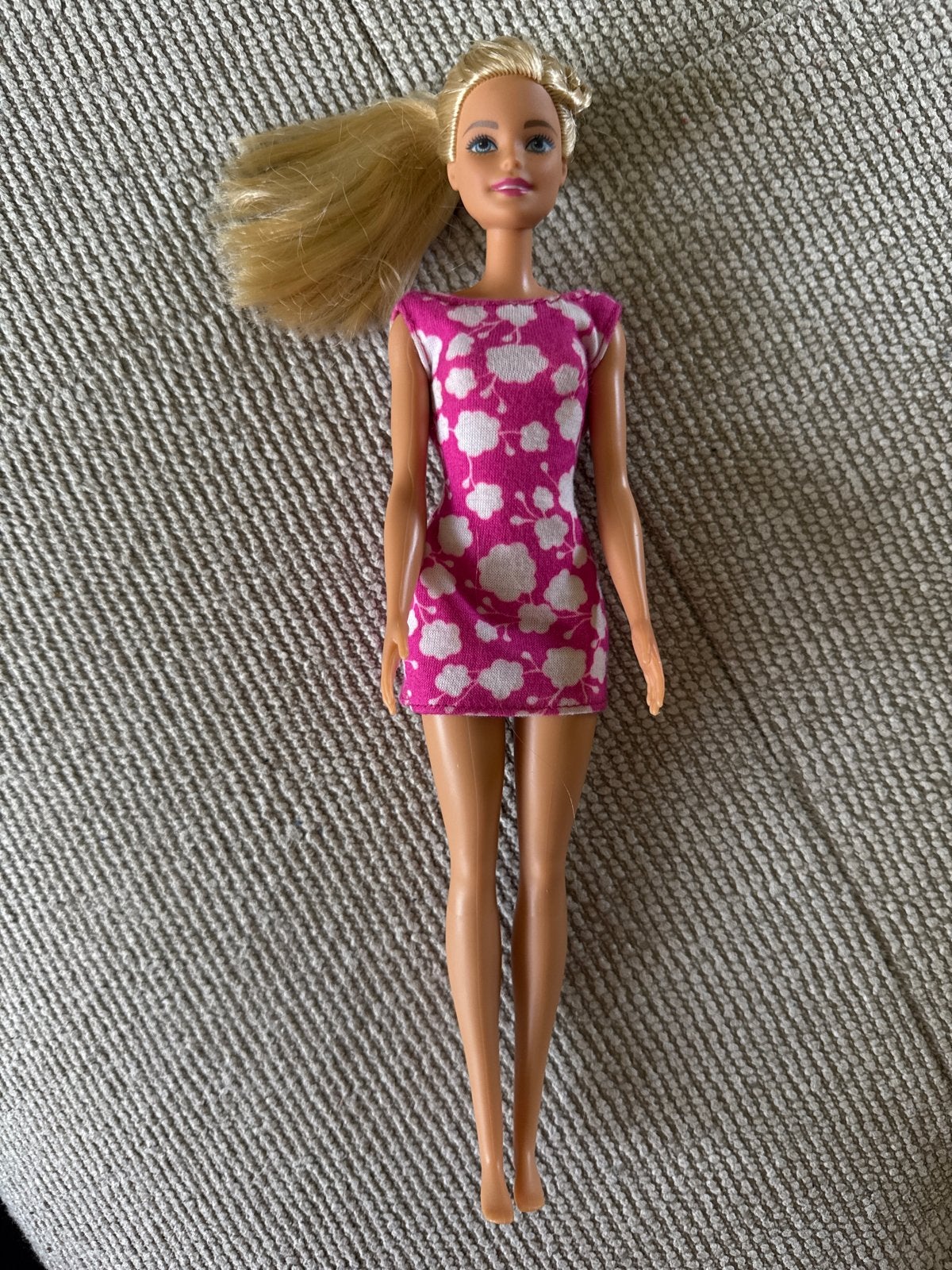 Barbie pop in roze jurk met witte bloemen, Ophalen of Verzenden, Gebruikt, Barbie