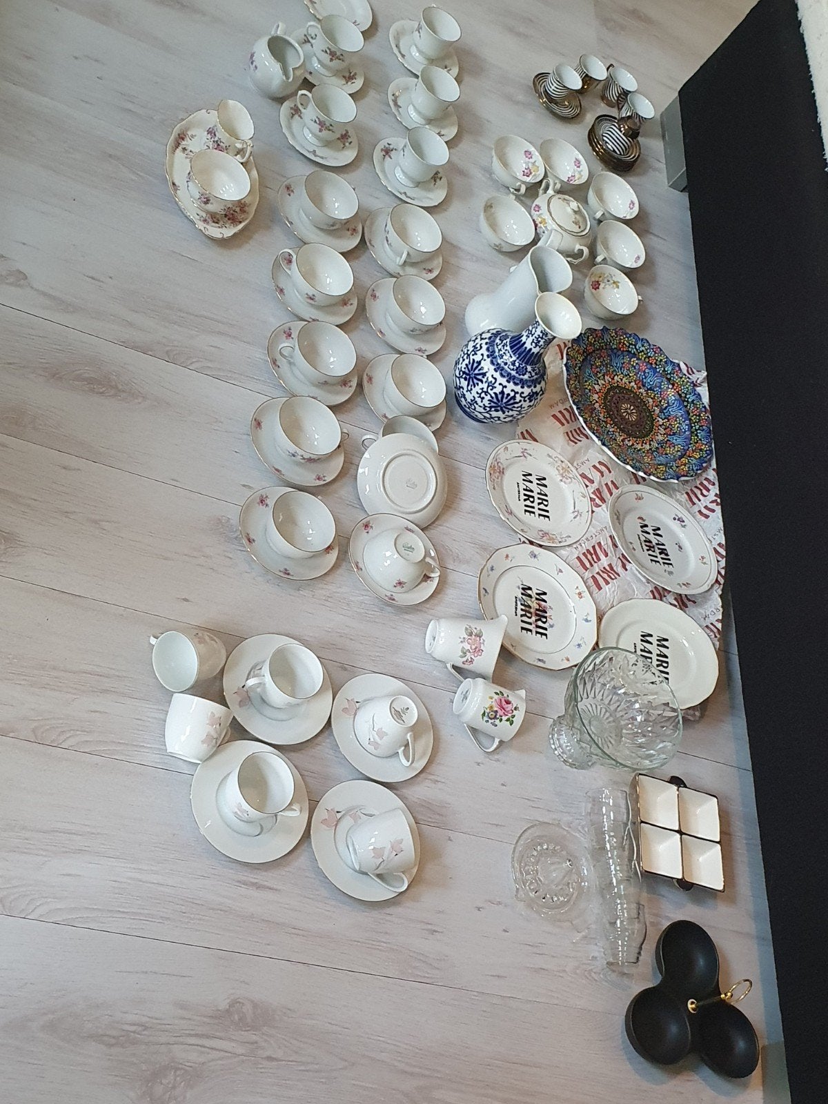 Grote collectie porseleinen serviesgoed en decoratie, Ophalen