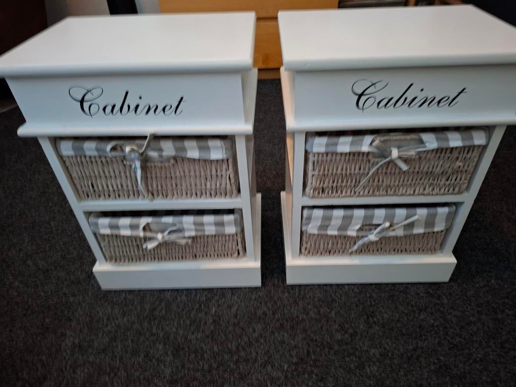 2 witte nachtkastjes met mandjes, Ophalen
